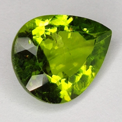 Gema de PERIDOTO VERDE en TALLA FANTASIA de 2.93ct. 11x9mm.