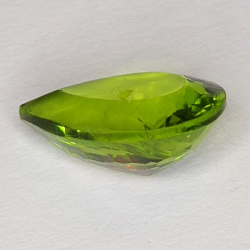 Gema de PERIDOTO VERDE en TALLA FANTASIA de 2.93ct. 11x9mm.