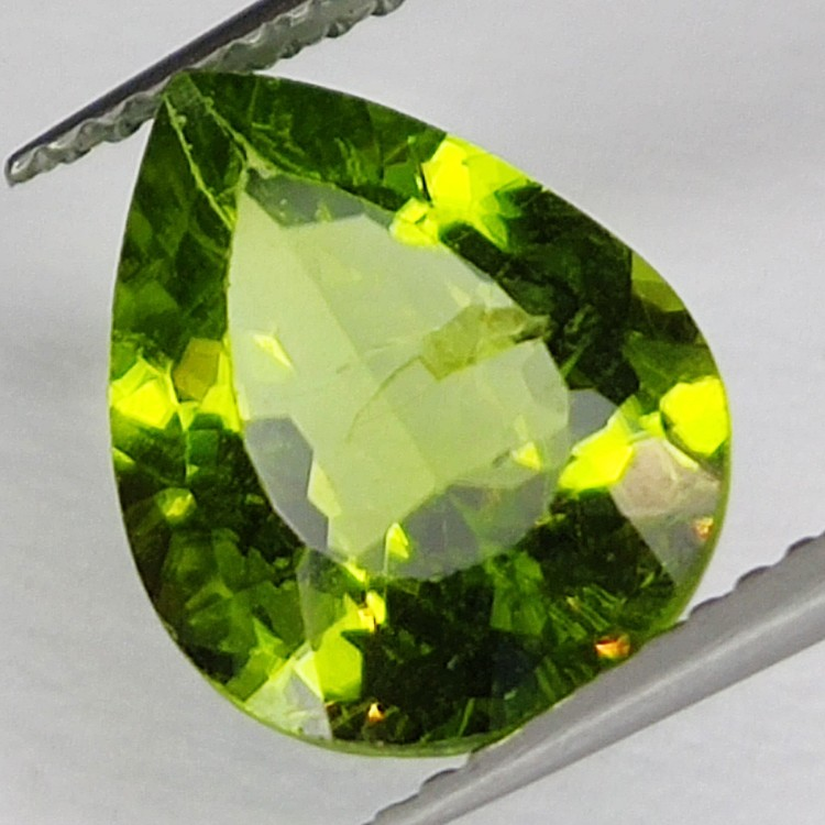 Gema de PERIDOTO VERDE en TALLA FANTASIA de 2.93ct. 11x9mm.