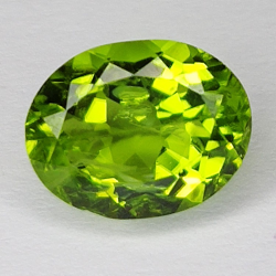 Gema de PERIDOTO VERDE en TALLA OVAL de 3.82ct. 10x8mm.