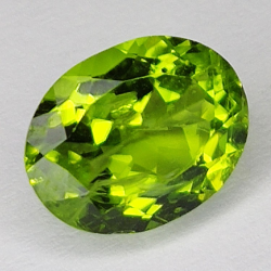 Gema de PERIDOTO VERDE en TALLA OVAL de 3.82ct. 10x8mm.