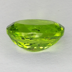 Gema de PERIDOTO VERDE en TALLA OVAL de 3.82ct. 10x8mm.