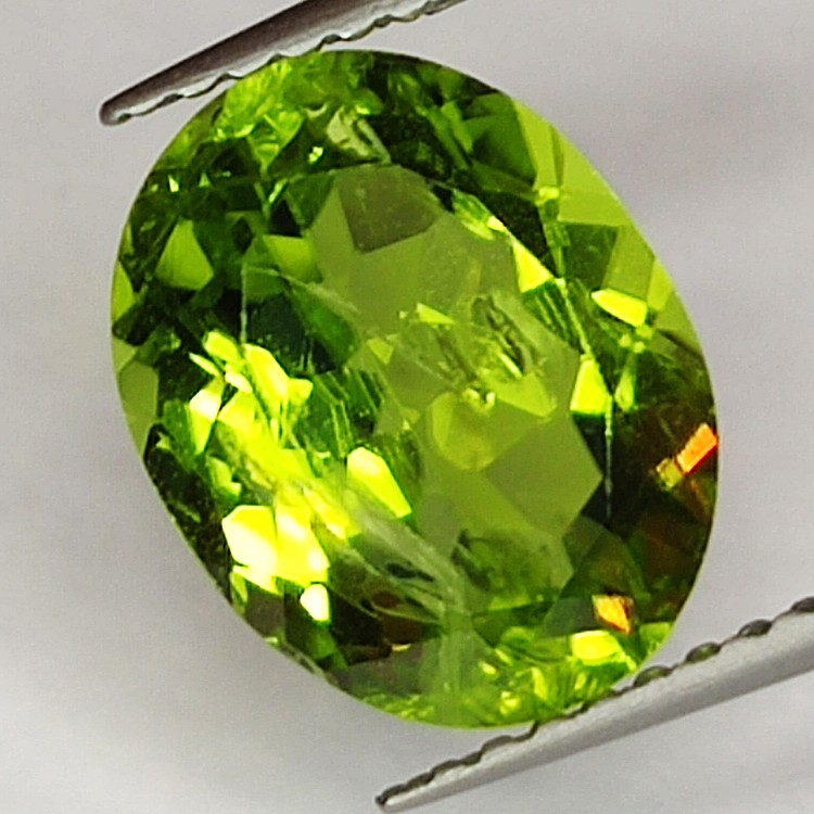 Gema de PERIDOTO VERDE en TALLA OVAL de 3.82ct. 10x8mm.