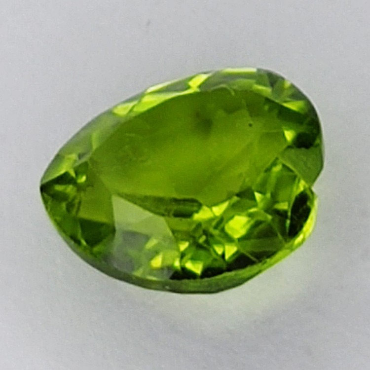 Gema de PERIDOTO VERDE en TALLA CORAZON de 2.70ct. 8x8mm.