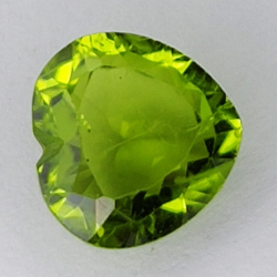 Gema de PERIDOTO VERDE en TALLA CORAZON de 2.70ct. 8x8mm.