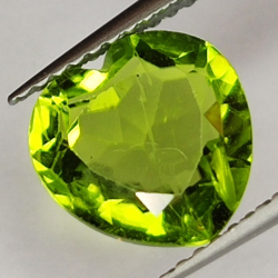 Gema de PERIDOTO VERDE en TALLA CORAZON de 2.70ct. 8x8mm.