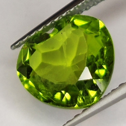 Gema de PERIDOTO VERDE en TALLA CORAZON de 2.70ct. 8x8mm.