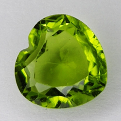 Gema de PERIDOTO VERDE en TALLA CORAZON de 2.70ct. 8x8mm.