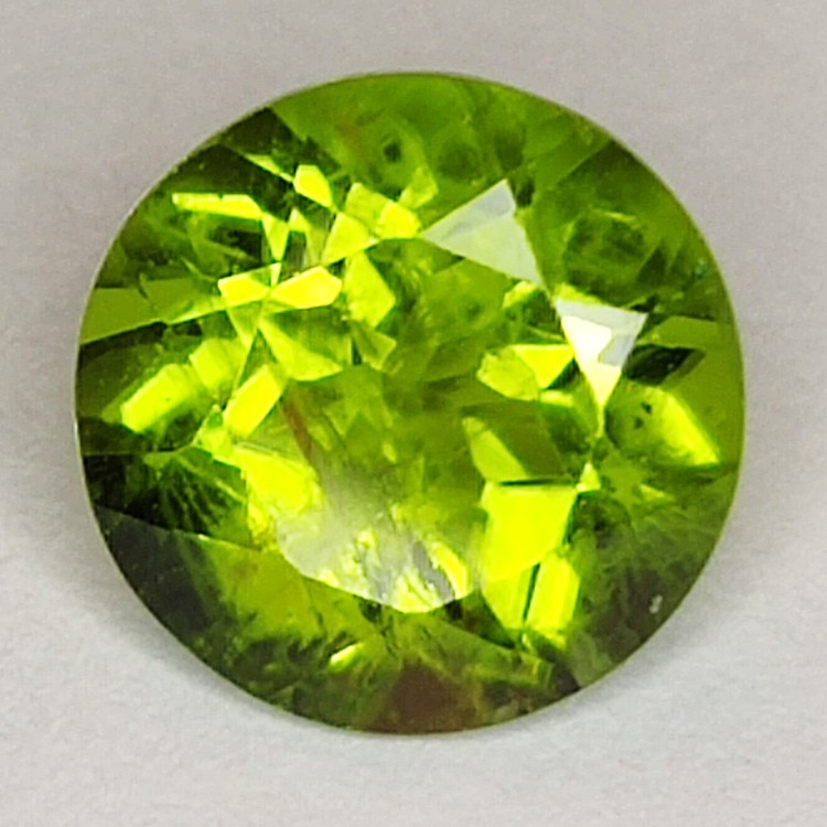 Gema de PERIDOTO VERDE en TALLA REDONDA de 3.72ct. 10x10mm.