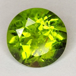 Gema de PERIDOTO VERDE en TALLA REDONDA de 3.72ct. 10x10mm.