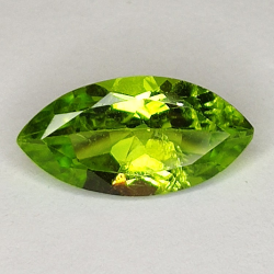 Gema de PERIDOTO VERDE en TALLA MARQUISA de 2.73ct. 12x6mm.