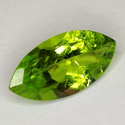 Gema de PERIDOTO VERDE en TALLA MARQUISA de 2.73ct. 12x6mm.