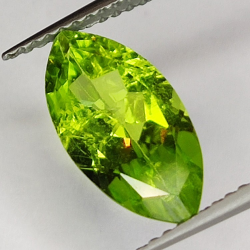 Gema de PERIDOTO VERDE en TALLA MARQUISA de 2.73ct. 12x6mm.