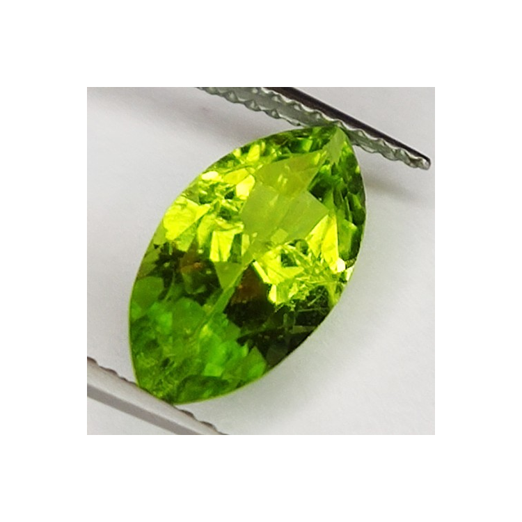 Gema de PERIDOTO VERDE en TALLA MARQUISA de 2.73ct. 12x6mm.