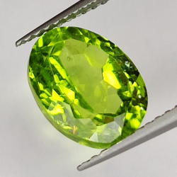 Gema de PERIDOTO VERDE en TALLA OVAL de 3.63ct. 10x8mm.