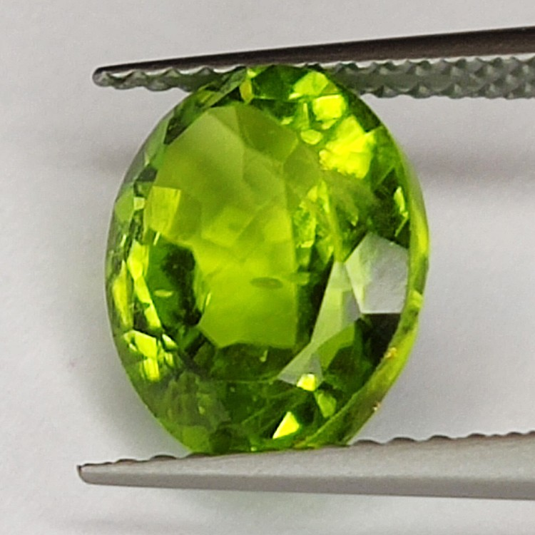 Gema de PERIDOTO VERDE en TALLA OVAL de 3.63ct. 10x8mm.