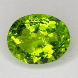 Gema de PERIDOTO VERDE en TALLA OVAL de 3.63ct. 10x8mm.