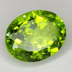 Gema de PERIDOTO VERDE en TALLA OVAL de 3.63ct. 10x8mm.