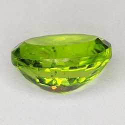 Gema de PERIDOTO VERDE en TALLA OVAL de 3.63ct. 10x8mm.