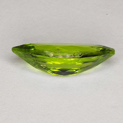 Gema de PERIDOTO VERDE en TALLA MARQUISA de 2.51ct. 13x6mm.