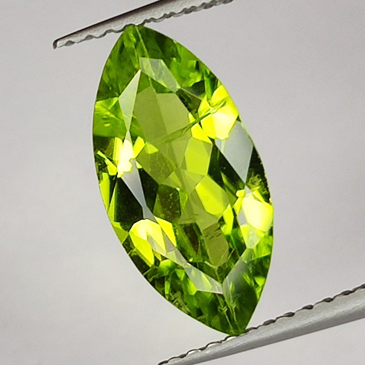 Gema de PERIDOTO VERDE en TALLA MARQUISA de 2.51ct. 13x6mm.