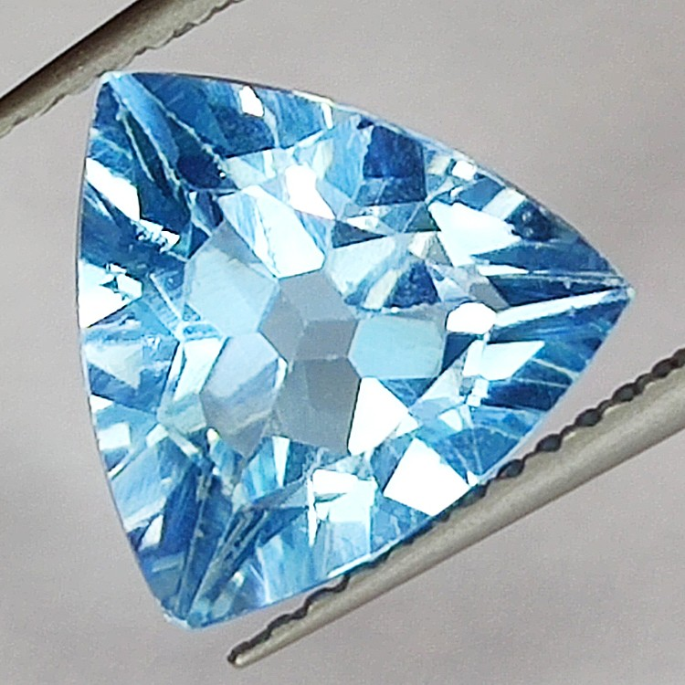 Gemas de TOPACIO AZUL en TALLA TRILLION de 3.54ct. 10.3 X 10.4 mm.