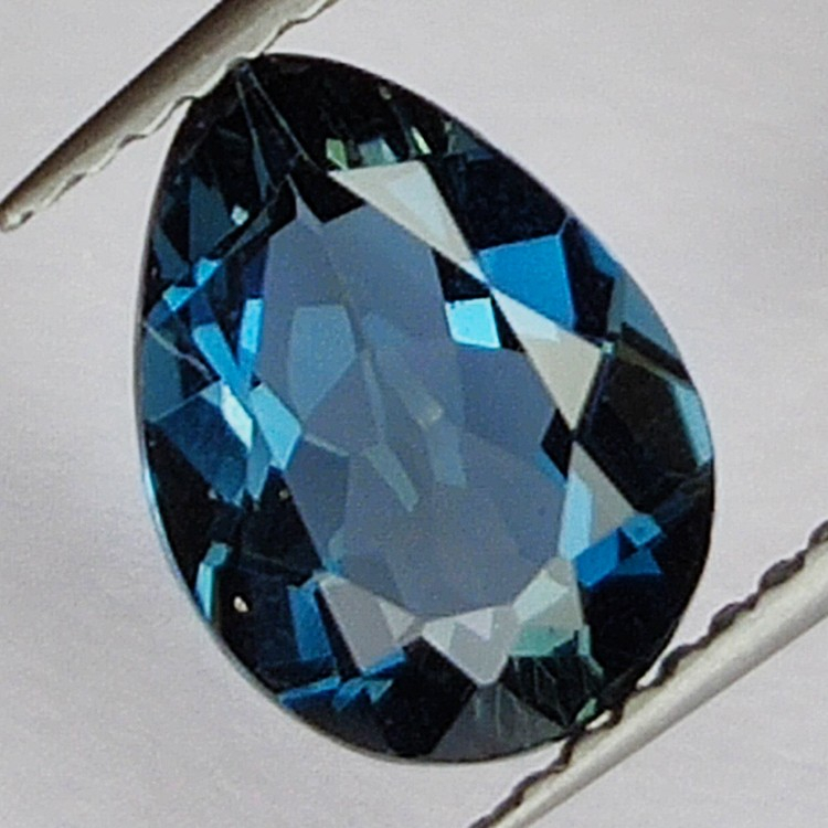 Gemas de TOPACIO AZUL en TALLA FANTASIA de 2.03ct. 9X7mm.