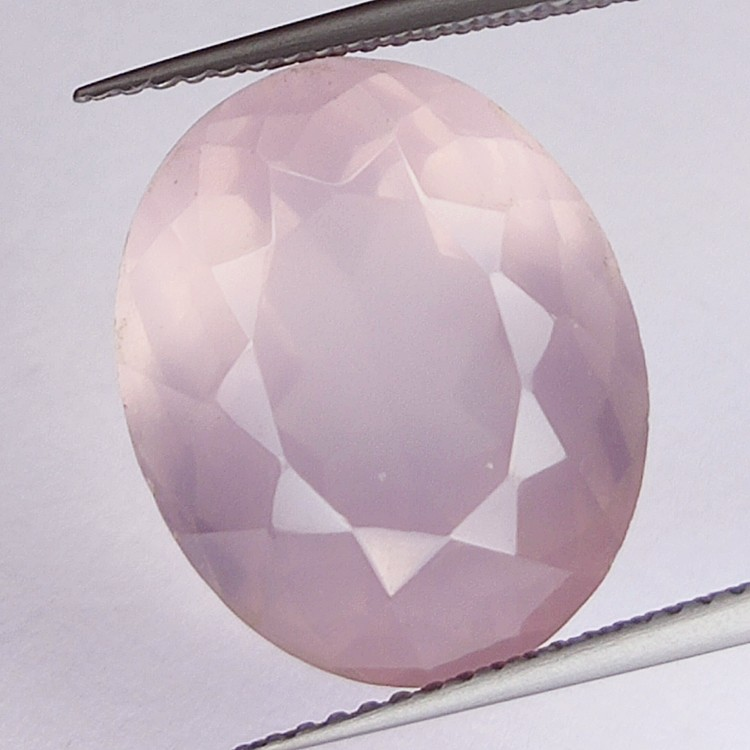 Gema de CUARZO ROSA en TALLA OVAL de 14.15ct. 16x13mm.