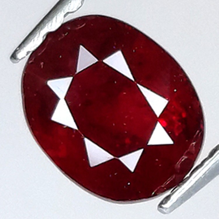 0.77ct Rubin Oval Schnitt