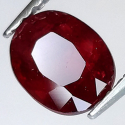 0.77ct Rubin Oval Schnitt