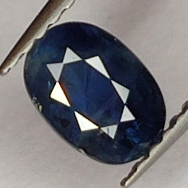 0,98 ct blauer Saphir im Ovalschliff 6,4 x 4,5 mm