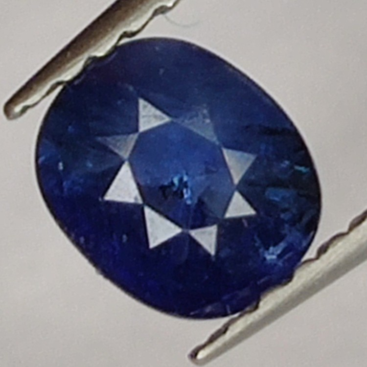 0.75ct. Saphir de taille ovale 5.82x4.88mm