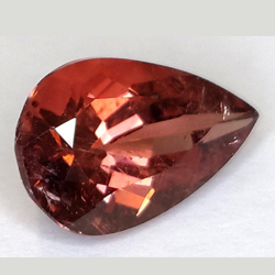 Tormalina rossa da 4,66 ct taglio a pera 13,72 x 8,82 mm