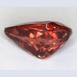 Tormalina rossa da 4,66 ct taglio a pera 13,72 x 8,82 mm