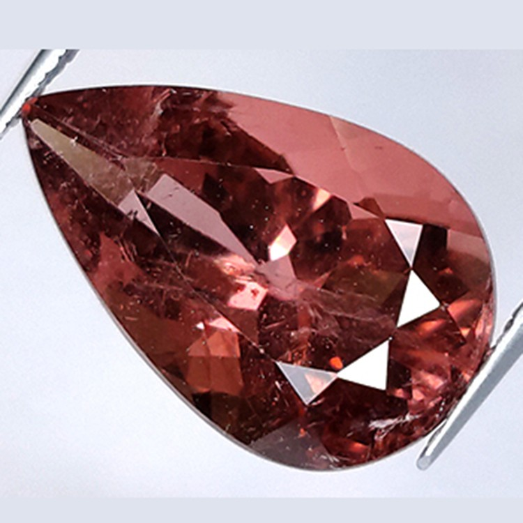 Tormalina rossa da 4,66 ct taglio a pera 13,72 x 8,82 mm