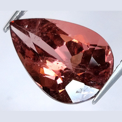 Tormalina rossa da 4,66 ct taglio a pera 13,72 x 8,82 mm