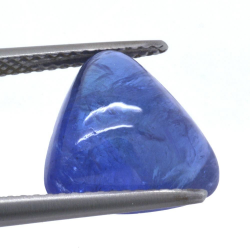 Cabochon di tanzanite a taglio triangolare da 7,64 ct, 11,46x12,13 mm