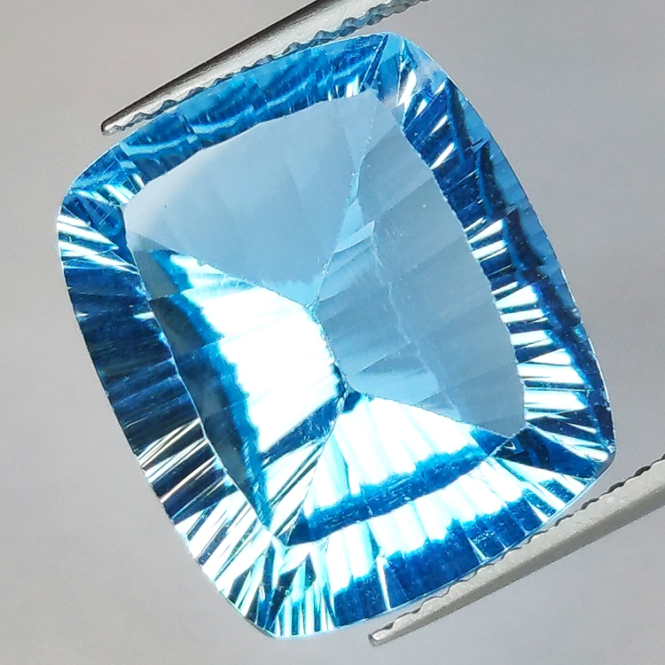 Topazio blu da 11,96 ct con taglio a cuscino Millennium