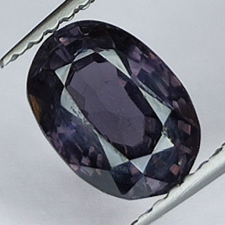 2.00ct Espinela Morado talla oval 9x6mm