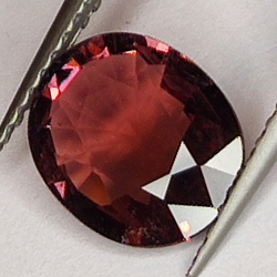 1,73ct Tormalina Rubelite taglio ovale 9 x 8 mm