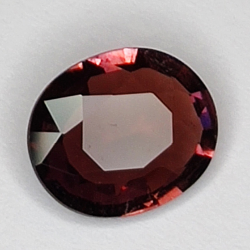 1,73ct Tormalina Rubelite taglio ovale 9 x 8 mm