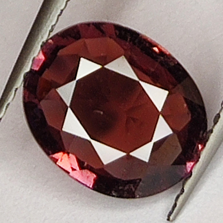 1,73ct Tormalina Rubelite taglio ovale 9 x 8 mm