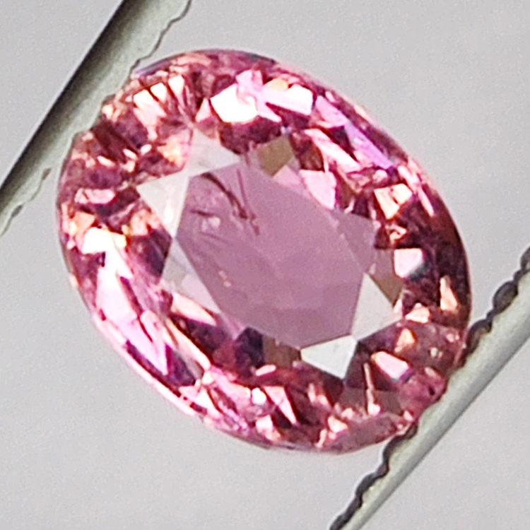 1.39ct Tormalina Rubelite taglio ovale 7x6mm