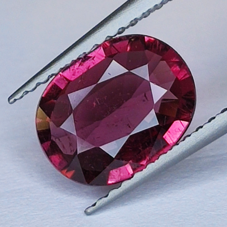 1,67ct Rubellit-Turmalin ovaler schliff 10x8mm