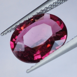 1.67ct Tormalina rubelite taglio ovale 10x8mm