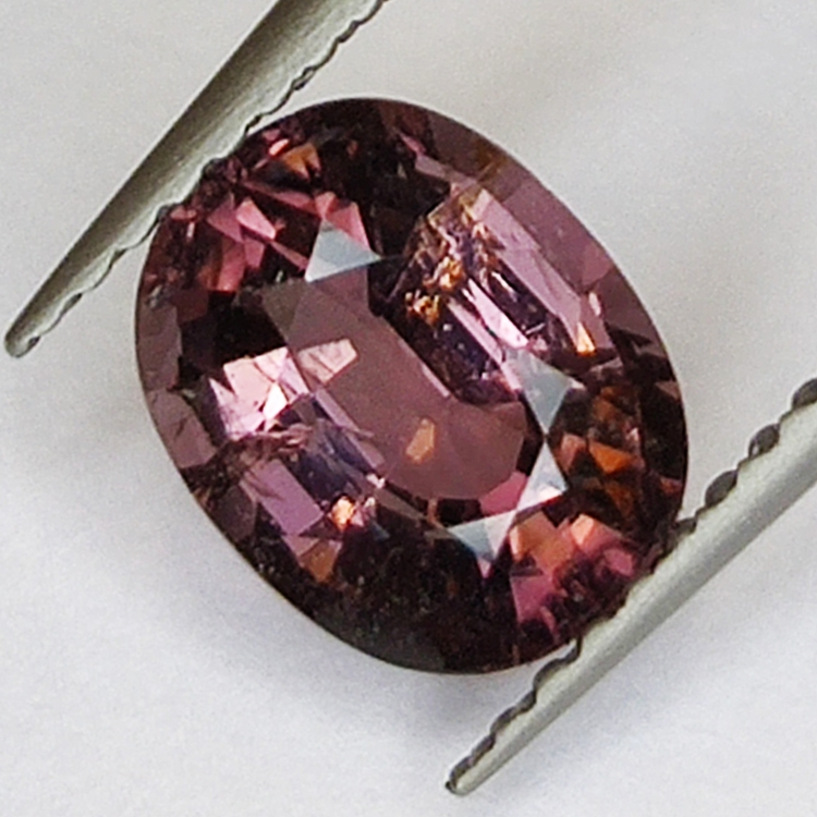 1,62 ct Tourmaline Rubélite coupe ovale 8x6mm