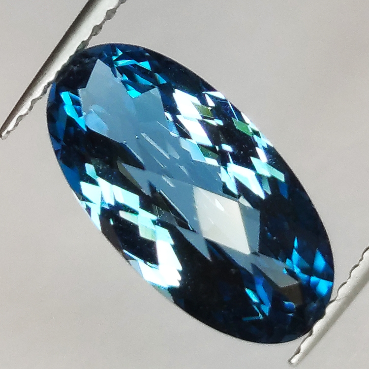 Damier taille ovale en topaze bleue de Londres 4.18ct 14.4x7.4mm