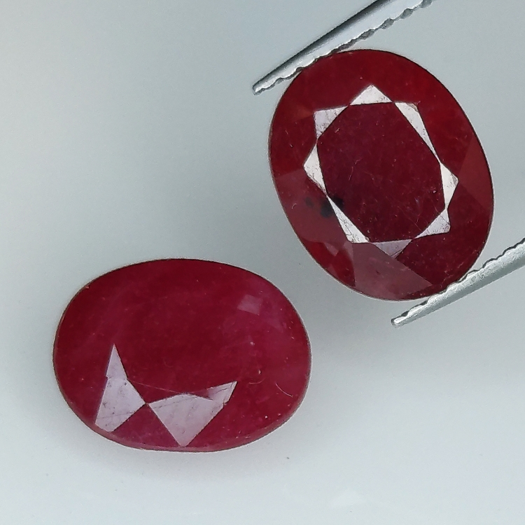 Ruby oval cut 10x8mm 1pz