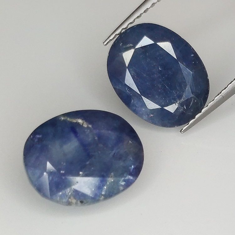 Blauer Saphir oval geschnitten 12x10mm 1pz