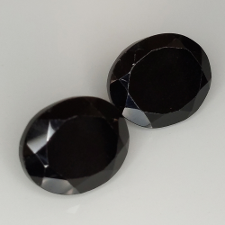 Espinela negra talla oval 12x10mm 1pz